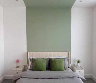 Worthing Apartment | Stunning 3 Bed Apartment with Seaview