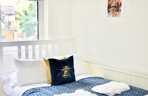 Stockwell Apartment | Stunning 3 Bedroom Apartment with Balcony