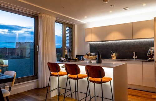 York Apartment | Stunning 3 bedroom apartment with 2 parking spaces