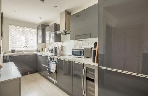 Trumpington House | Stunning 3 Bedroom Home with Terrace & Parking