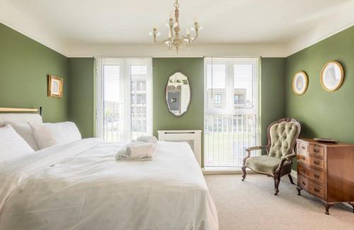 Trumpington House | Stunning 3 Bedroom Home with Terrace & Parking