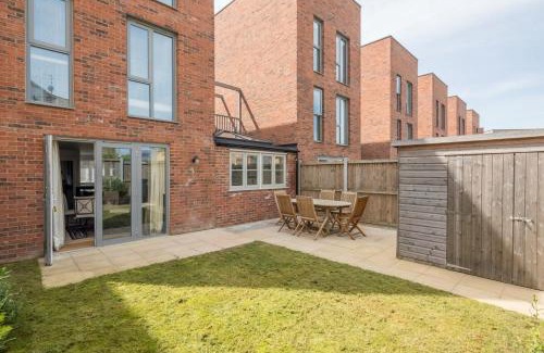 Trumpington House | Stunning 3 Bedroom Home with Terrace & Parking