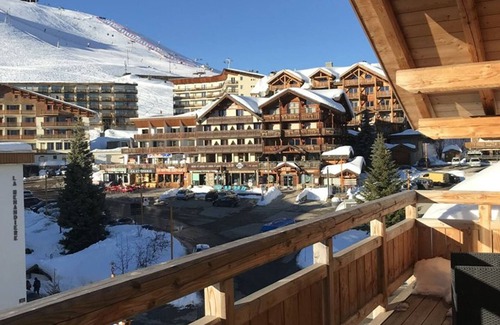 Jeux Apartment | Stunning 3-Room Apartment for 6 with Balcony, Ski Access & Amenities at L'Alpe d'Huez