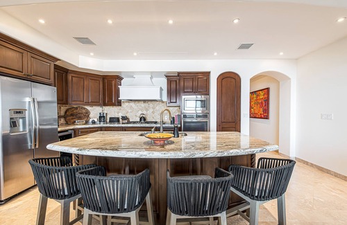 Buzzards Condo | Stunning 3BD Oceanview condo with access to infinity pool and jacuzzi