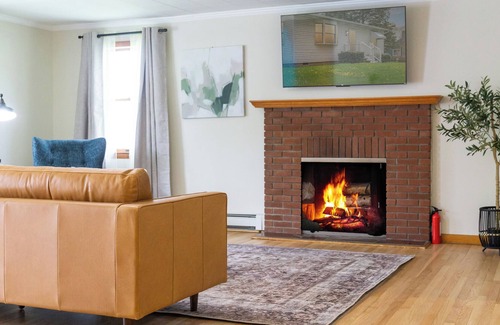 Catskill Cabin | Stunning 3BR 1BA Foosball table