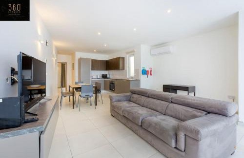 Pieta Apartment | Stunning 3BR penthouse, opposite the harbour by 360 Estates