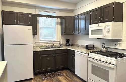 Pittsburgh Apartment | Stunning 3BR-Private Entrance-Renovated-Near City
