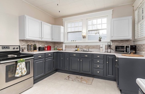 Jeffersonville - Clarksville House | Stunning 4 Bed 2 Bath Spacious Historic Home with Newly Remodeled Basement