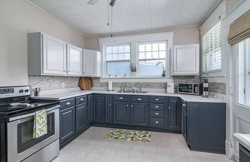 Jeffersonville - Clarksville House | Stunning 4 Bed 2 Bath Spacious Historic Home with Newly Remodeled Basement