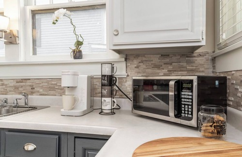 Jeffersonville - Clarksville House | Stunning 4 Bed 2 Bath Spacious Historic Home with Newly Remodeled Basement