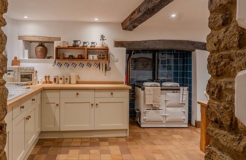 Chipping Norton Cottage | Stunning 4-Bed Thatched Cottage in Oxfordshire