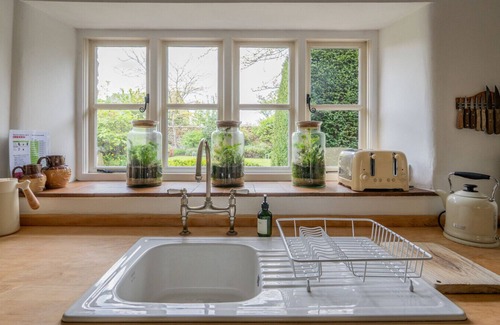 Chipping Norton Cottage | Stunning 4-Bed Thatched Cottage in Oxfordshire