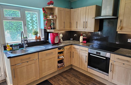 Sutton House | Stunning 4 bed house with huge garden and parking