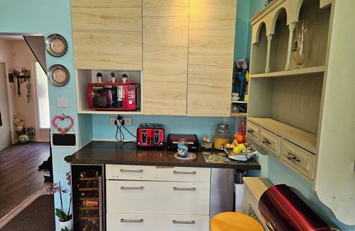 Sutton House | Stunning 4 bed house with huge garden and parking