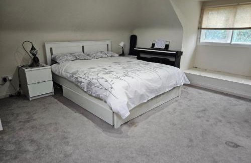 Sutton House | Stunning 4 bed house with huge garden and parking