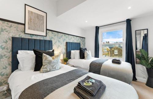 East Putney Apartment | Stunning 4 Bedroom Abode in Zone 1 - Balcony - Sleeps 9