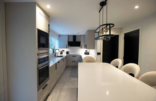 Rochdale House | Stunning 5-Bedroom Retreat with Bar, Hot Tub, and Expansive Garden