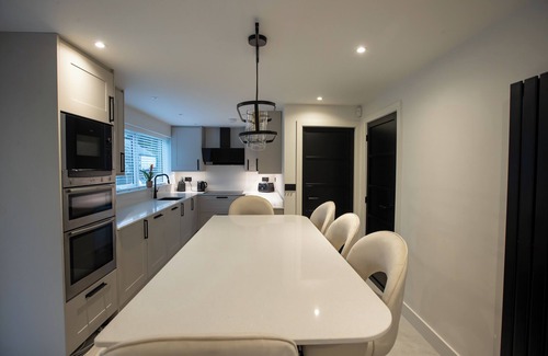 Rochdale House | Stunning 5-Bedroom Retreat with Bar, Hot Tub, and Expansive Garden