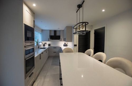 Rochdale House | Stunning 5-Bedroom Retreat with Bar, Hot Tub, and Expansive Garden