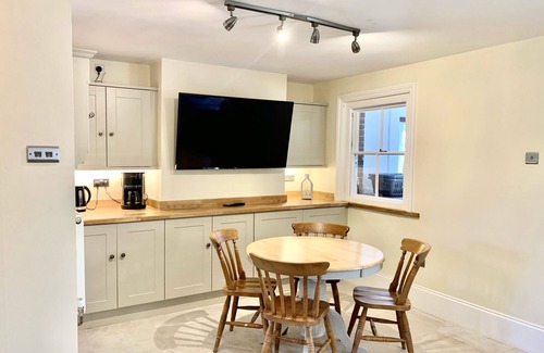 Hailsham House | Stunning 6 bedroom Farmhouse in Hellingly