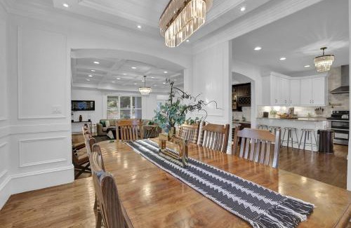 South Tuxedo Park House | Stunning 6br Buckhead Oasisprivate Batheachroom