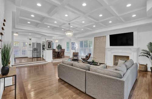 South Tuxedo Park House | Stunning 6br Buckhead Oasisprivate Batheachroom