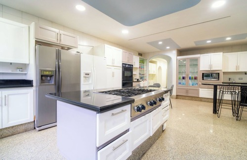 El Poblado House | Stunning 9-BR PH with Spa, Concierge, Breakfast & WiFi in Medellín