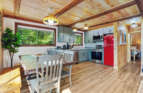 Bergton Cabin | Stunning A-Frame in Basye - Sauna, Jacuzzi, Sleeps 8, Games, 3 bdr, and 2 bath.