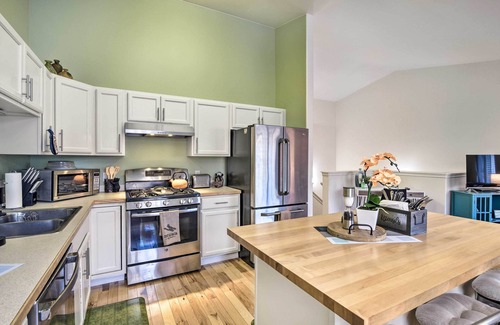 Russian Jack Park House | Stunning Anchorage Townhome ~ 5 Mi to Dtwn!