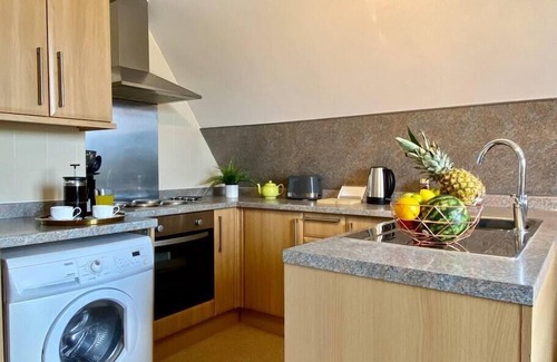 Westbourne Condo | Stunning Apartment - 5 minute walk to the beach!