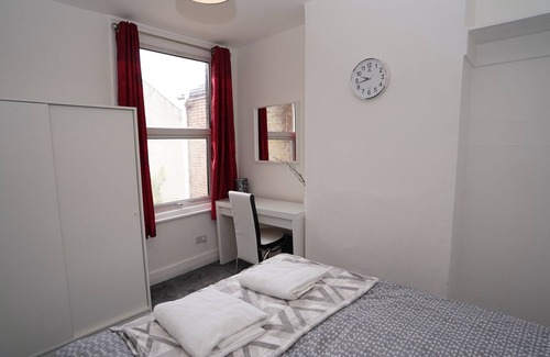 Loxford Apartment | Stunning Apt | Free Parking | Private Garden