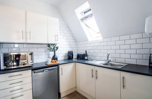 Yeovil Apartment | Stunning Apt: kitchen, parking & Free gym access