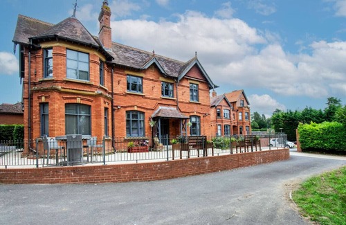 Yeovil Apartment | Stunning Apt: kitchen, parking & Free gym access