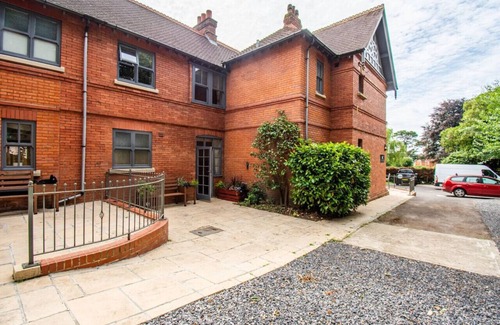 Yeovil Apartment | Stunning Apt: kitchen, parking & Free gym access