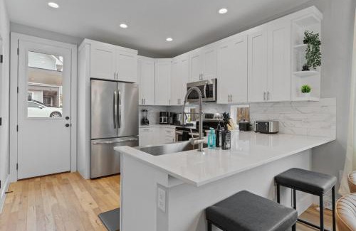 University Hills and Windsor Park House | Stunning Area - 3BR Escape - 5 Mins to DT - Sleeps 10