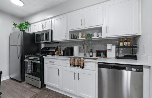 West Campus Apartment | Stunning Area, King Suite, Balcony, Free Parking, 2 mins to UT