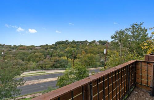 West Campus Apartment | Stunning Area, King Suite, Balcony, Free Parking, 2 mins to UT