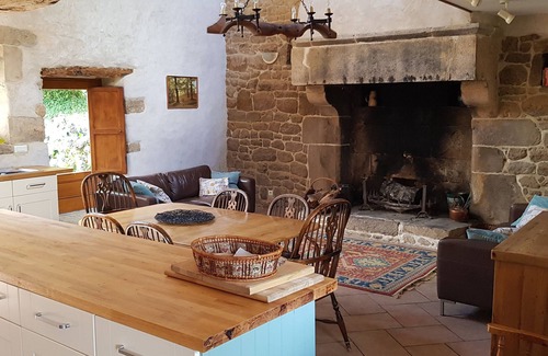 Megrit House | Stunning barn conversion, vaulted ceilings, huge walk-in fireplace, u/fl heating