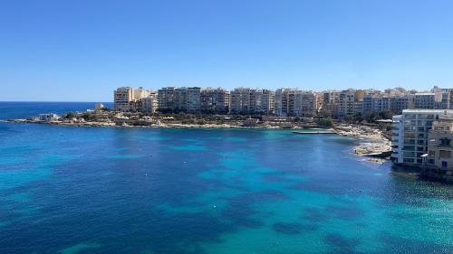 Il-Balluta Apartment | Stunning beachfront apartment in St Julians