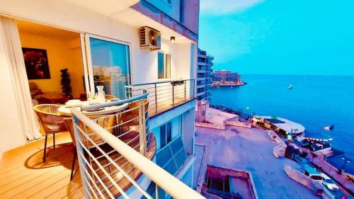 Il-Balluta Apartment | Stunning beachfront apartment in St Julians