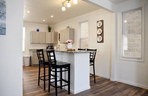 Crafton House | Stunning Big Home Near Downtown North Shore & More