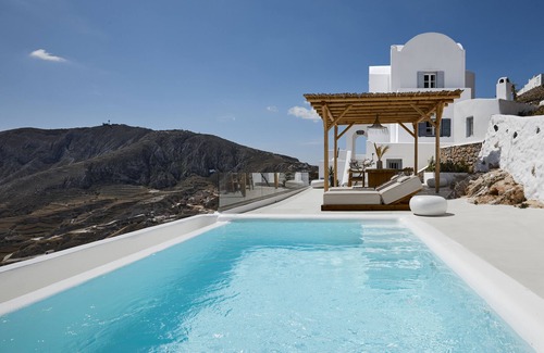 Santorini Villa | Stunning BlueWhite Villa: Luxury Heated Infinity Pool Escape