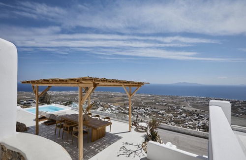 Santorini Villa | Stunning BlueWhite Villa: Luxury Heated Infinity Pool Escape
