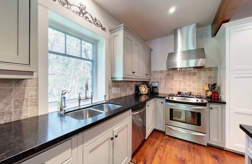 Clearview House | Stunning Buckingham Chalet - Minutes to Blue Mountain with Pool