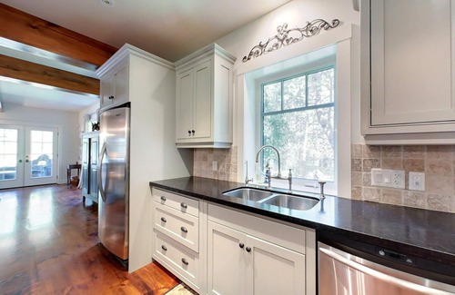 Clearview House | Stunning Buckingham Chalet - Minutes to Blue Mountain with Pool