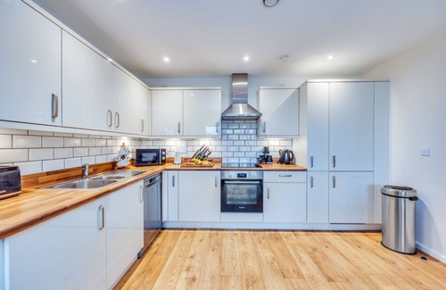 Milton Keynes House | Stunning Canal Side Apartment Prime Location Balcony Free Parking Sky TV