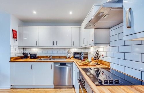 Milton Keynes House | Stunning Canal Side Apartment Prime Location Balcony Free Parking Sky TV