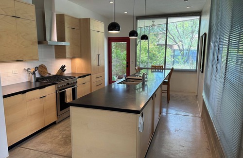 Miramonte House | Stunning Central Contemporary Close to Golf, U of A, Art-House Cinema, Gardens!