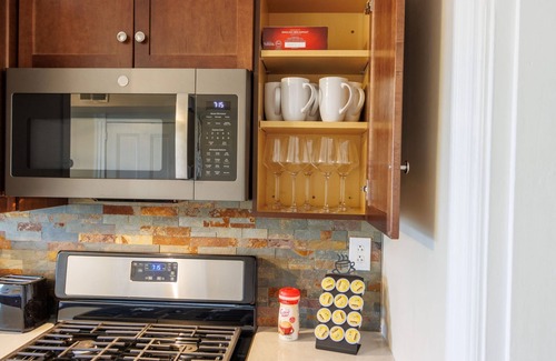 South Side Flats Apartment | Stunning City View! Sleeps 10. Kids Game Room and Large Rooftop.
