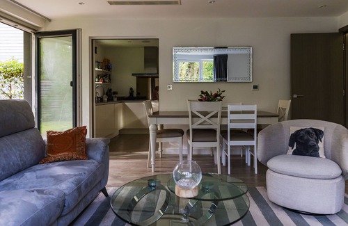 Mortlake Apartment | Stunning contemporary bright and modern spacious one bedroom garden flat